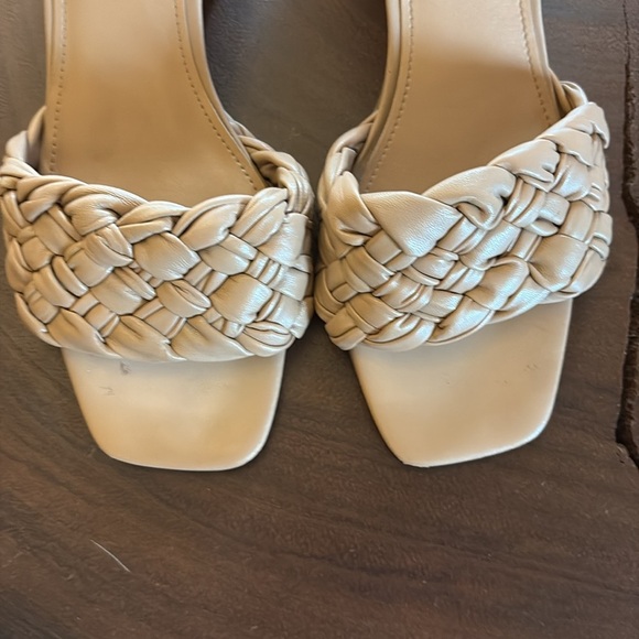 Marc Fisher Tan Block Heeled Mules with Woven Design/ Size 10M - Picture 3 of 9